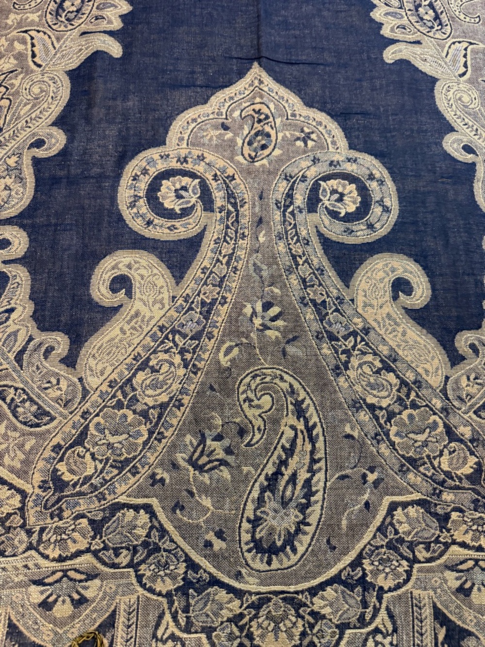 pashmina vintage Paisley Woven Shawl. 70-% pashmina, 30% silk. 65”-L, 28” width - Picture 2 of 4